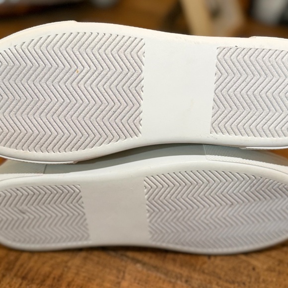 NEW Betsey Johnson White Sneakers with Red Heart - Picture 4 of 8